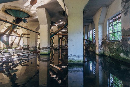 A flooded room with many pillars and water