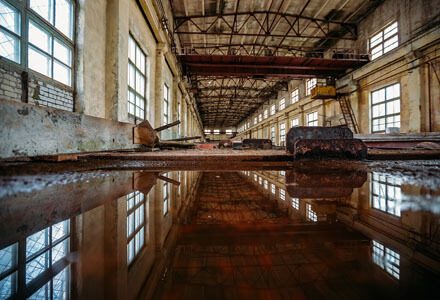 A large warehouse with lots of windows and a floor.